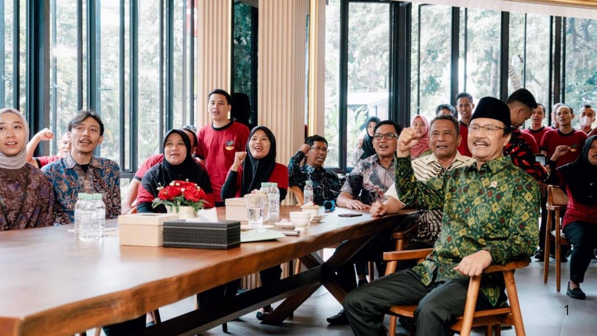 Mensos, Gus Ipul bersama para cleaning service Kementerian Sosial.