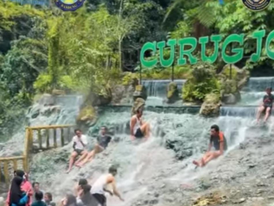 Suasana pemandian air panas di Sari Ater Hot Spring Resort yang dipadati wisatawan saat libur Lebaran. 