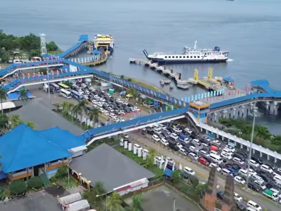 Suasana Pelabuhan Ketapang. 