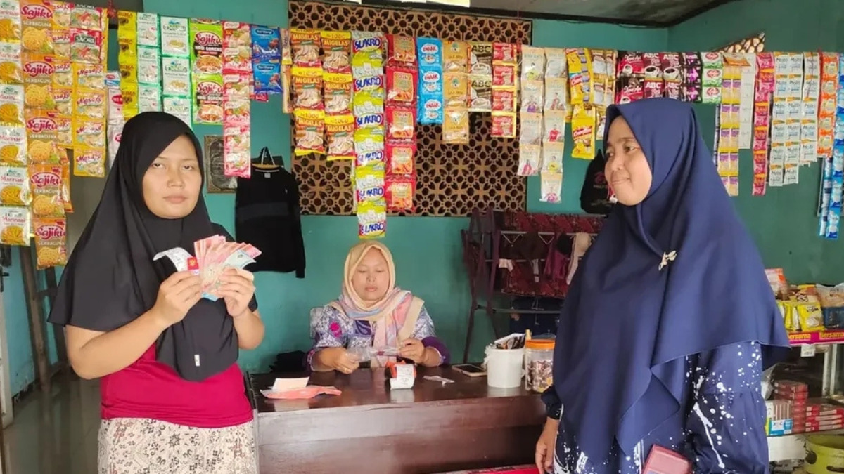 ilustrasi penerima bansos PKH BPNT mencairkan dana di rekening.