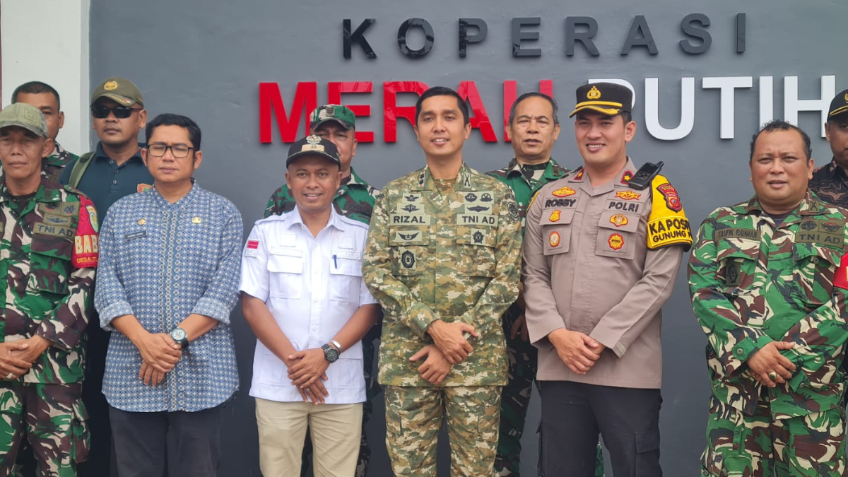 Dandim 0621/Kabupaten Bogor, Letkol Inf Rizal Dwijayanto saat mengunjungi Koperasi Merah Putih Desa Cicadas didampingi Forkopimcam Gunung Putri.