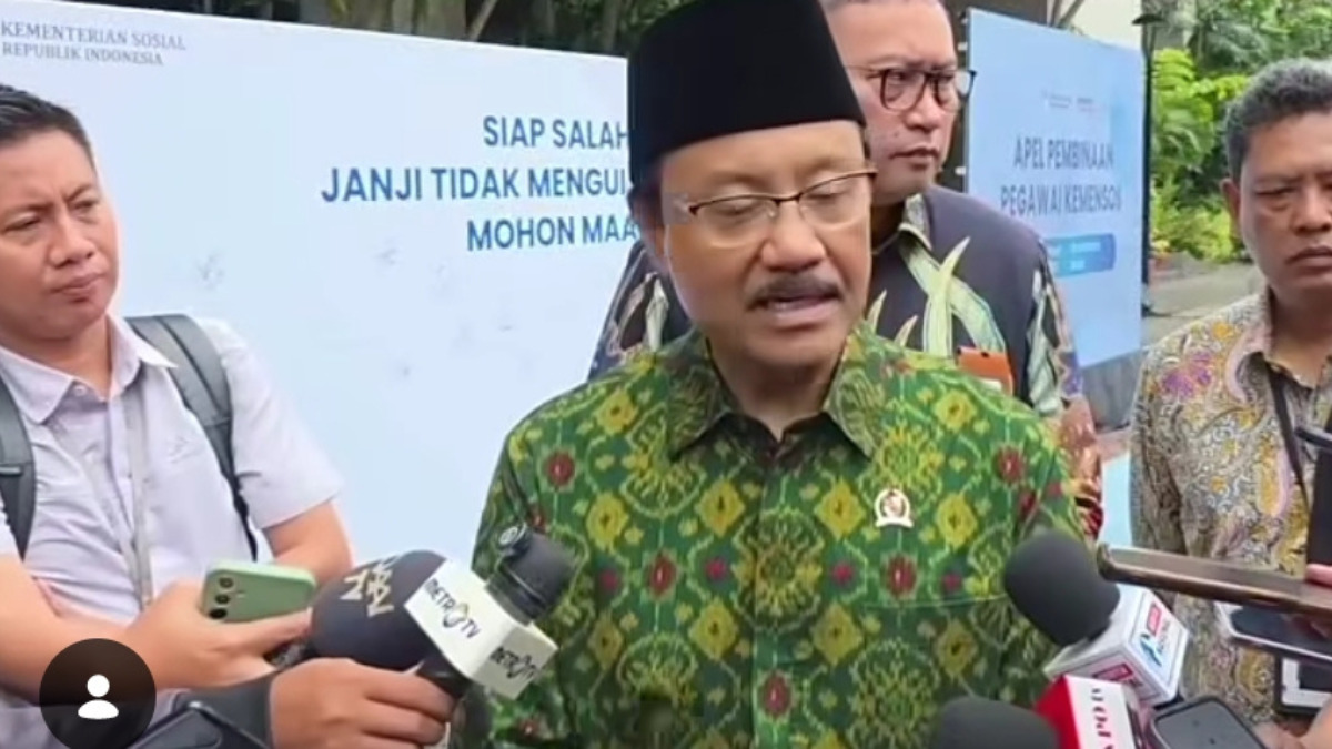 Menteri Sosial Saifullah Yusuf saat menjelaskan terkait pemberhentian pendamping PKH kepada wartawan.