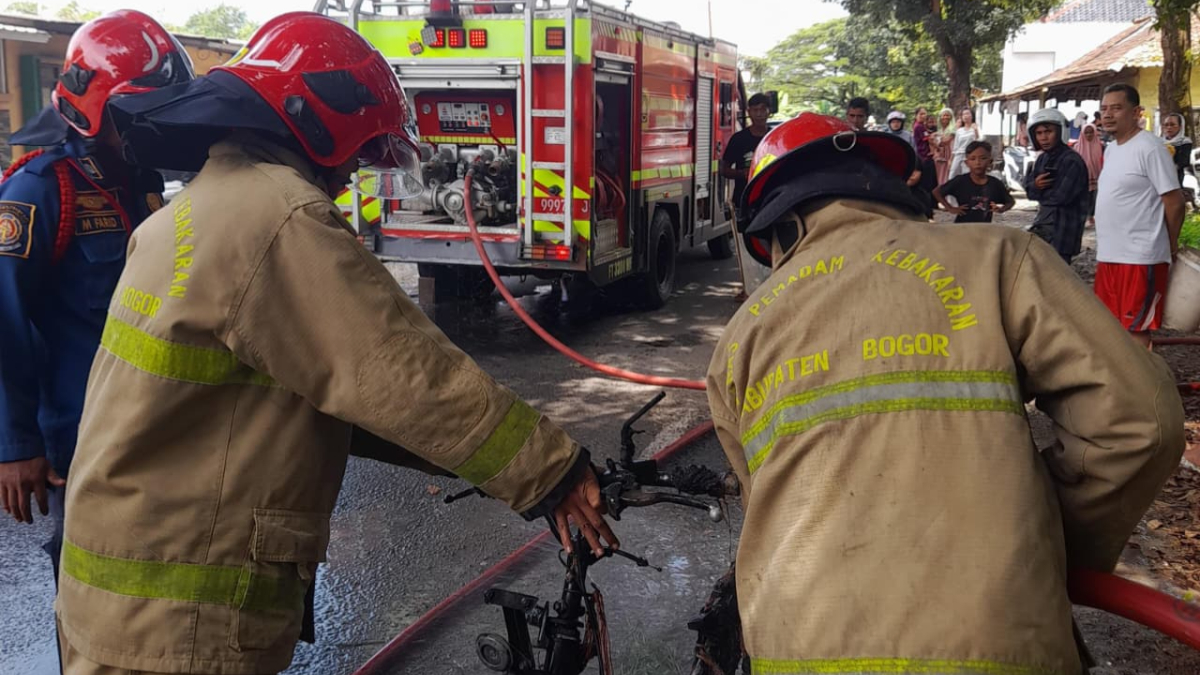 Petugas pemadam kebakaran mengevakuasi motor yang terbakar di Kecamatan Cariu, Kabupaten Bogor.