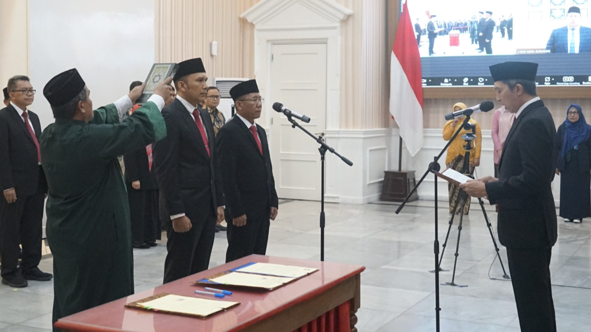 Wali Kota Bogor Dedie A Rachim melantik Muzakkir sebagai Direktur Pelayanan Bisnis dan Dani Rakhmawan sebagai Direktur Operasional Perumda Tirta Pakuan Kota Bogor.