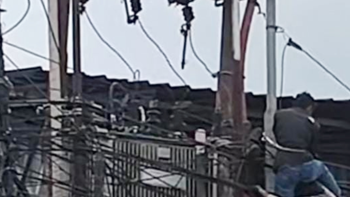 Petugas WiFi tersengat listrik di Kecamatan Gunung Putri, Kabupaten Bogor, Jumat, 27 Maret 2026.