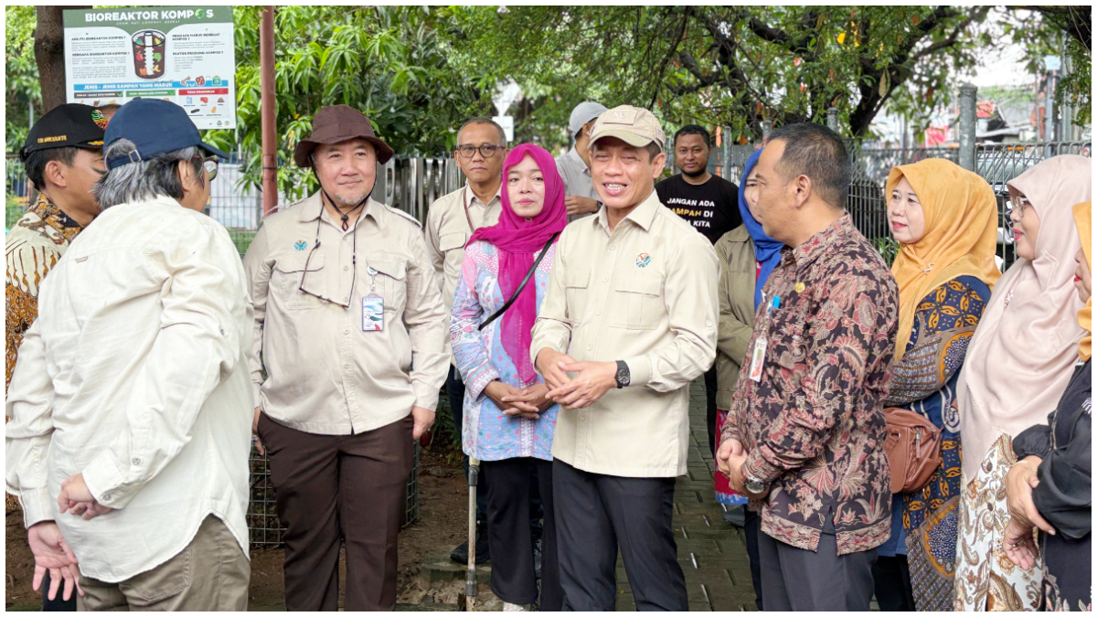Menteri LH Hanif Faisol saat meninjau&nbsp;kawasan program pemilahan sampah di RT 02 RW 06, Kelurahan Rorotan, Jakarta Utara.&nbsp;