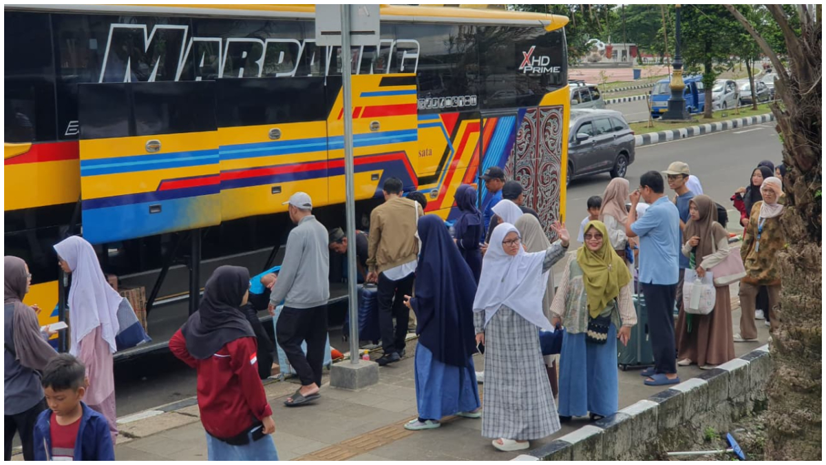 Puluhan keluarga saat mengantarkan anak mereka berangkat kembali menuntut ilmu di Pondok Pesantren Darussalam Gontor, Jawa Timur. 