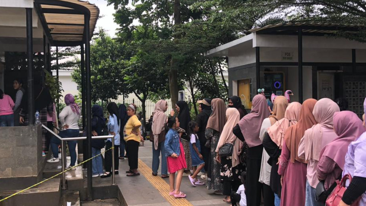 Antrean panjang pengunjung yang hendak menggunakan fasilitas toilet di Alun-Alun Kota Bogor.