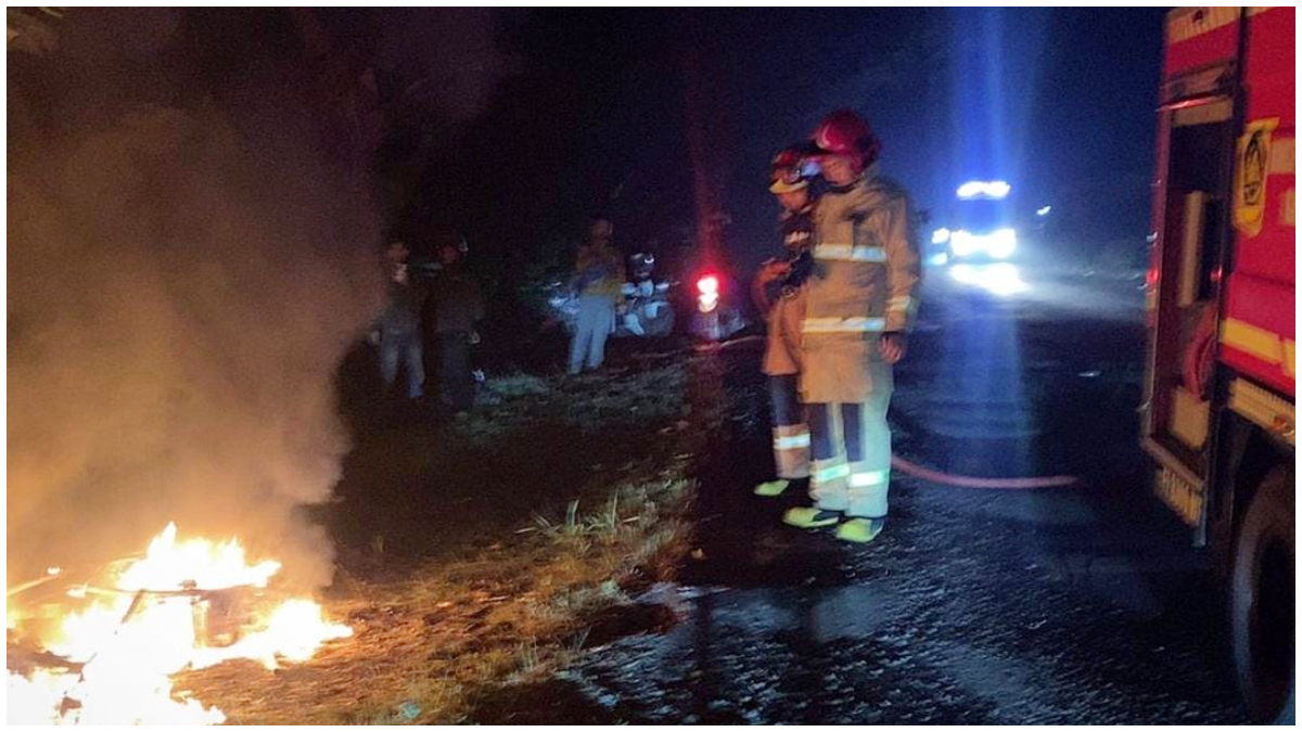 Pemadam kebaran saat memadamkan motor yang terbakar di Kecamatan Cariu, Kabupaten Bogor.