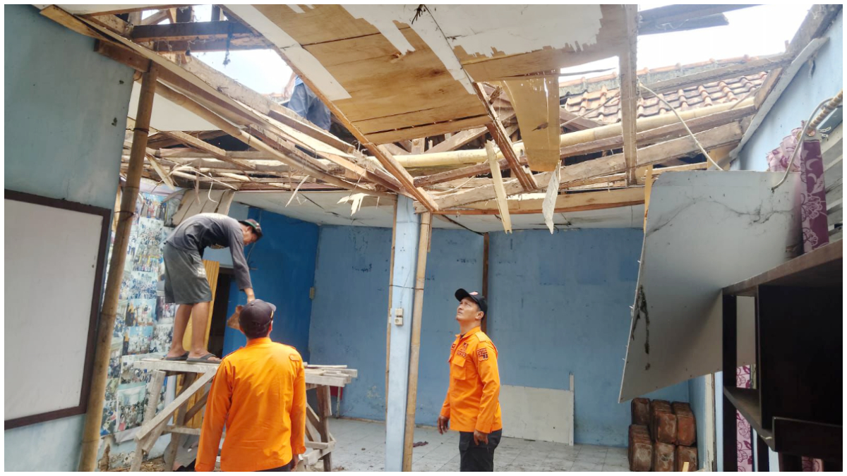 Personel BPBD Kota Bogor saat melakukan assesment atap rumah warga di Gunungbatu yang ambruk.