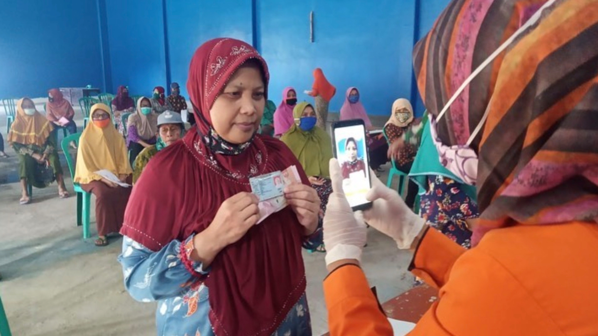 Ilustrasi Penyaluran Bansos PKH kepada KPM.