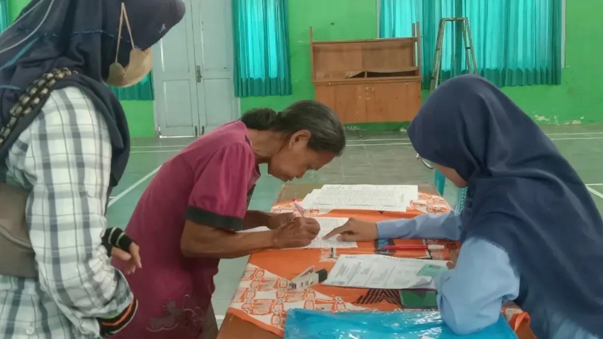 Ilustrasi penyaluran bansos kepada KPM.