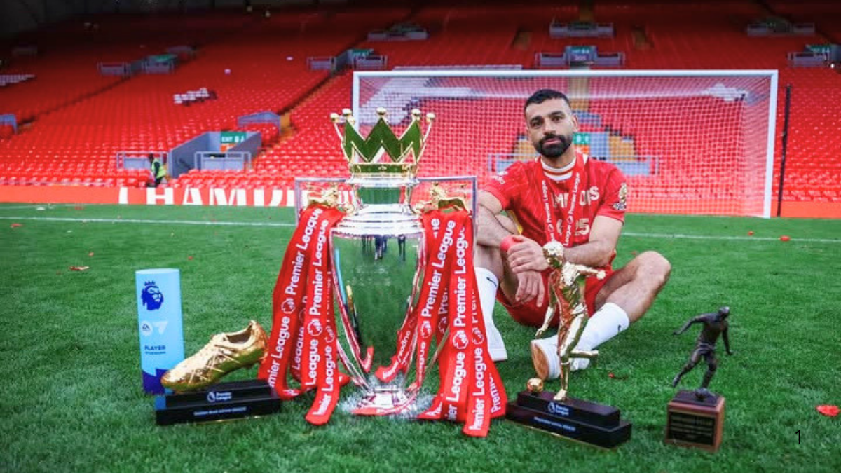 Momen Mohamed Salah saat memenangkan trofi bersama Liverpool FC.