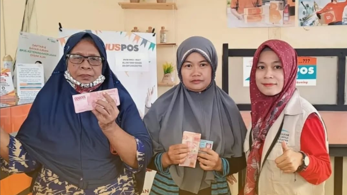 Ilustrasi penyaluran bansos kepada KPM.