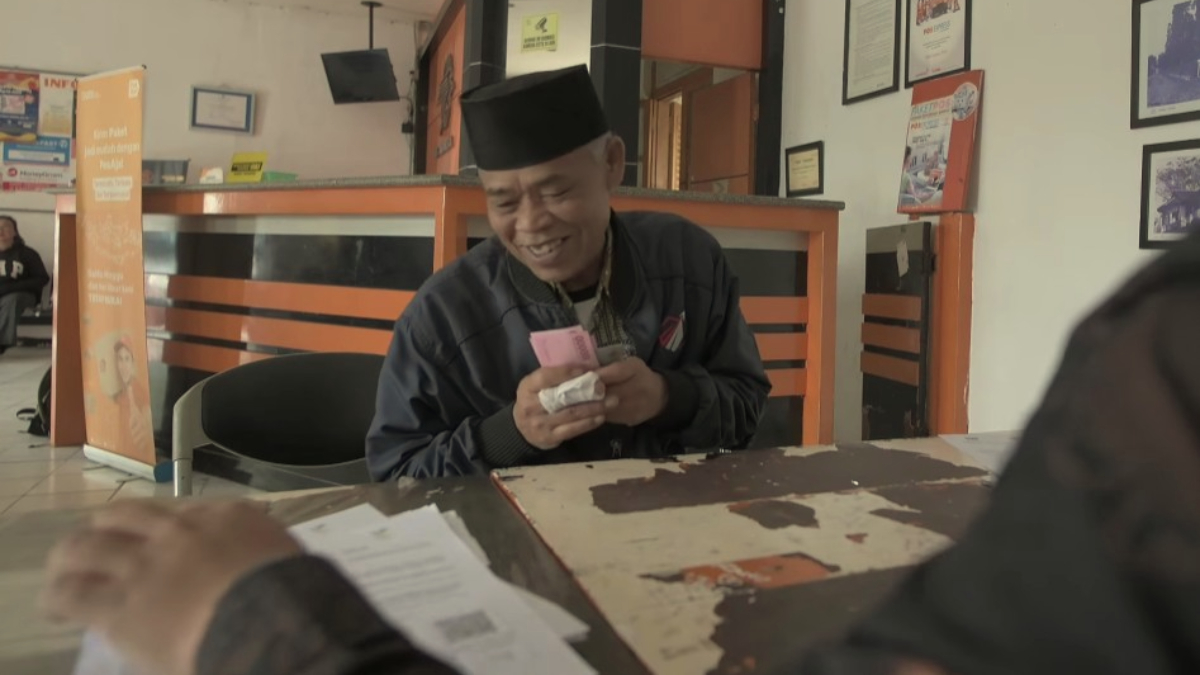 KPM sedang mencairkan dana Bansos.