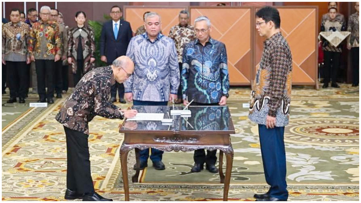 Prosesi pelantikan Sekretaris Jenderal Kementerian Keuangan oleh Menteri Keuangan di lingkungan Kemenkeu. 