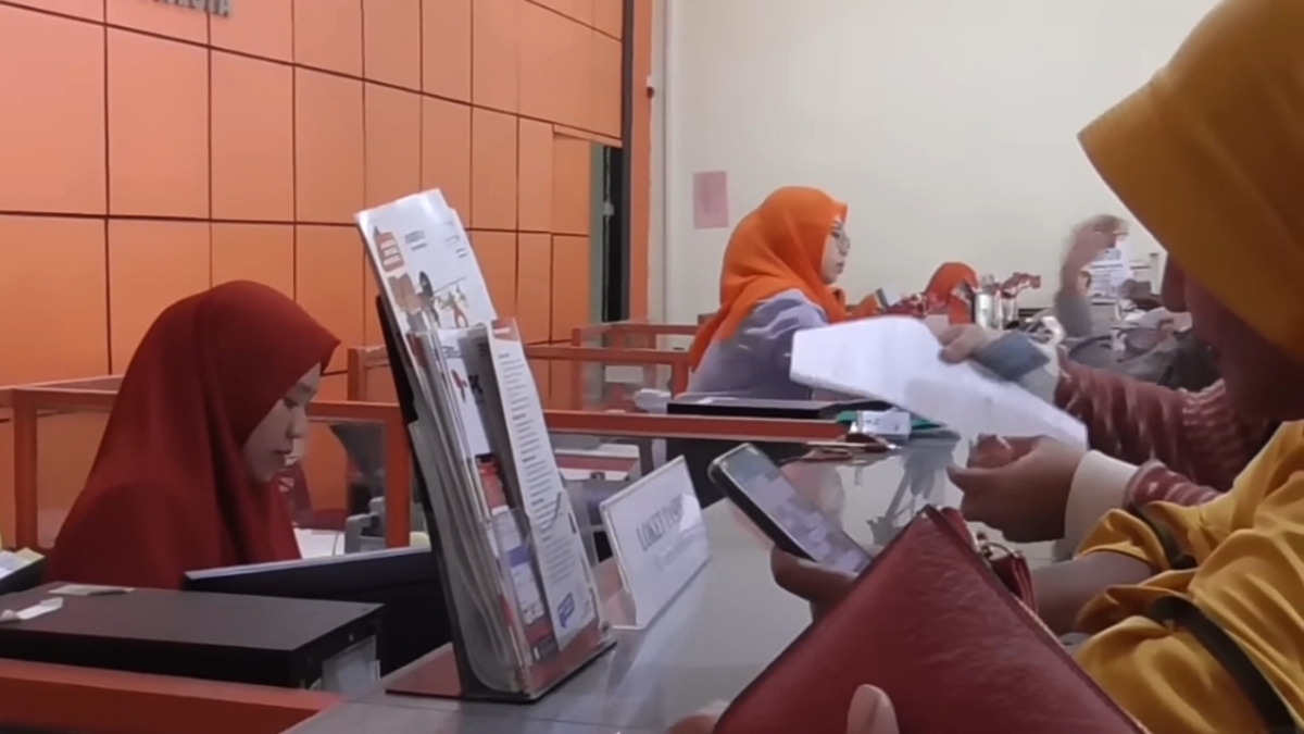 Ilustrasi KPM mencairkan dana bansos di PT Pos Indonesia.