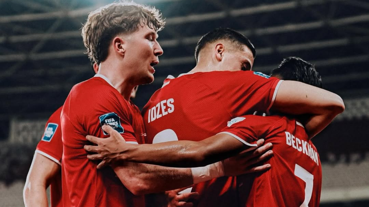 Para pemain Timnas Indonesia termasuk&nbsp;Jay Idzes melakukan selebrasi.