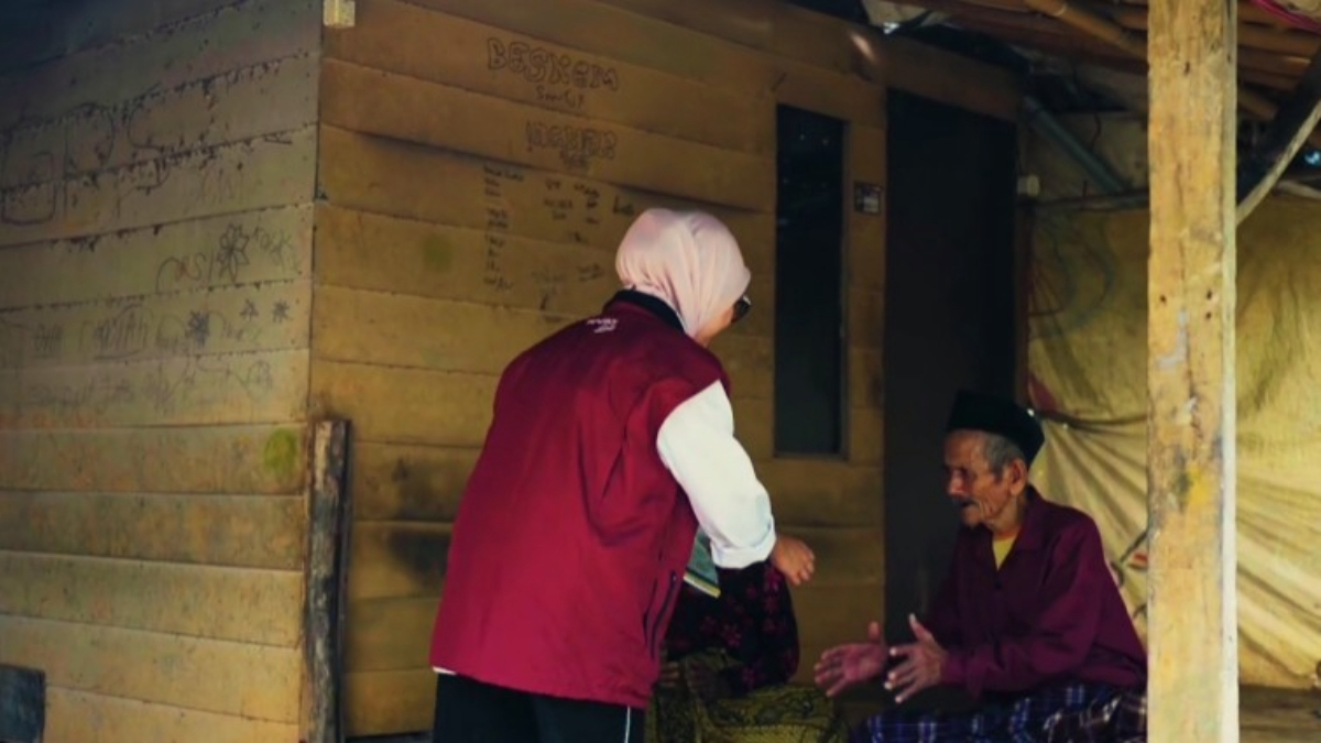Petugas memeriksa kondisi KPM Bansos.