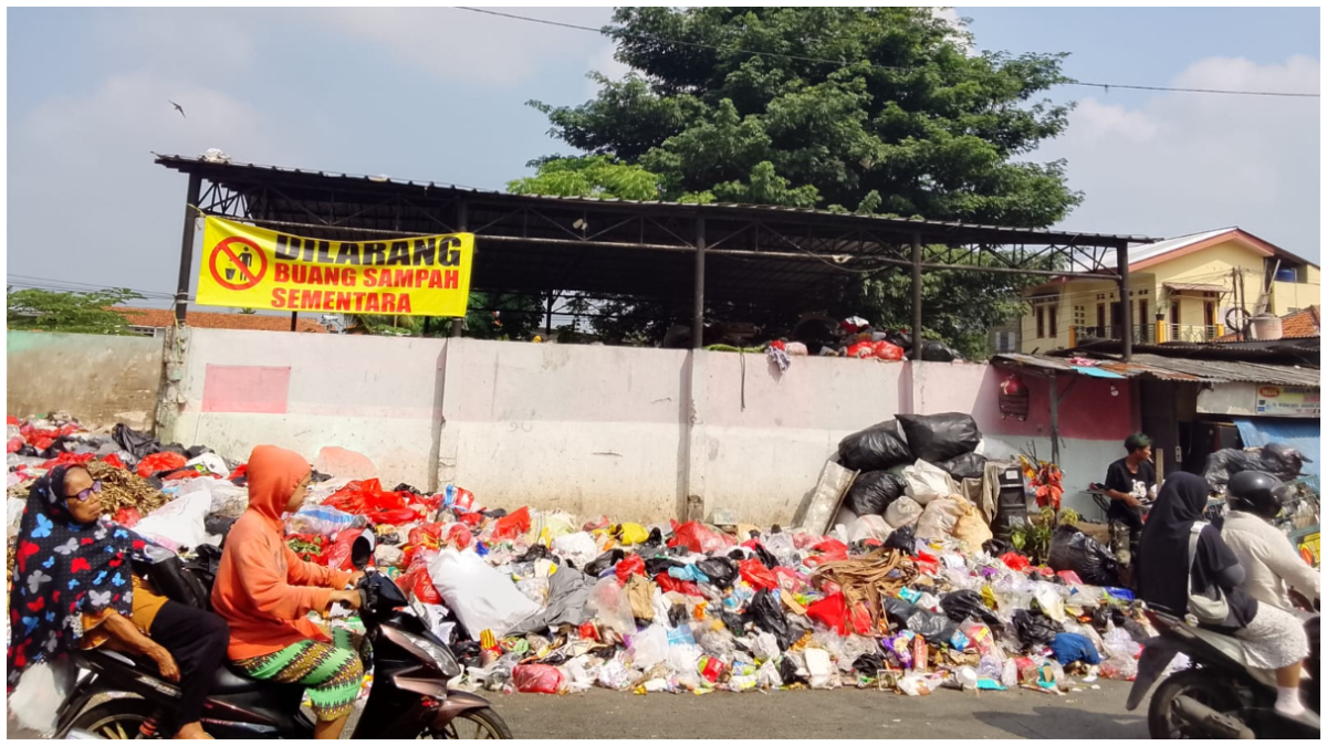 Tumpukan sampah di salah satu TPS bilangan Pancoran Mas Kota Depok pada Minggu 29 Maret 2026.