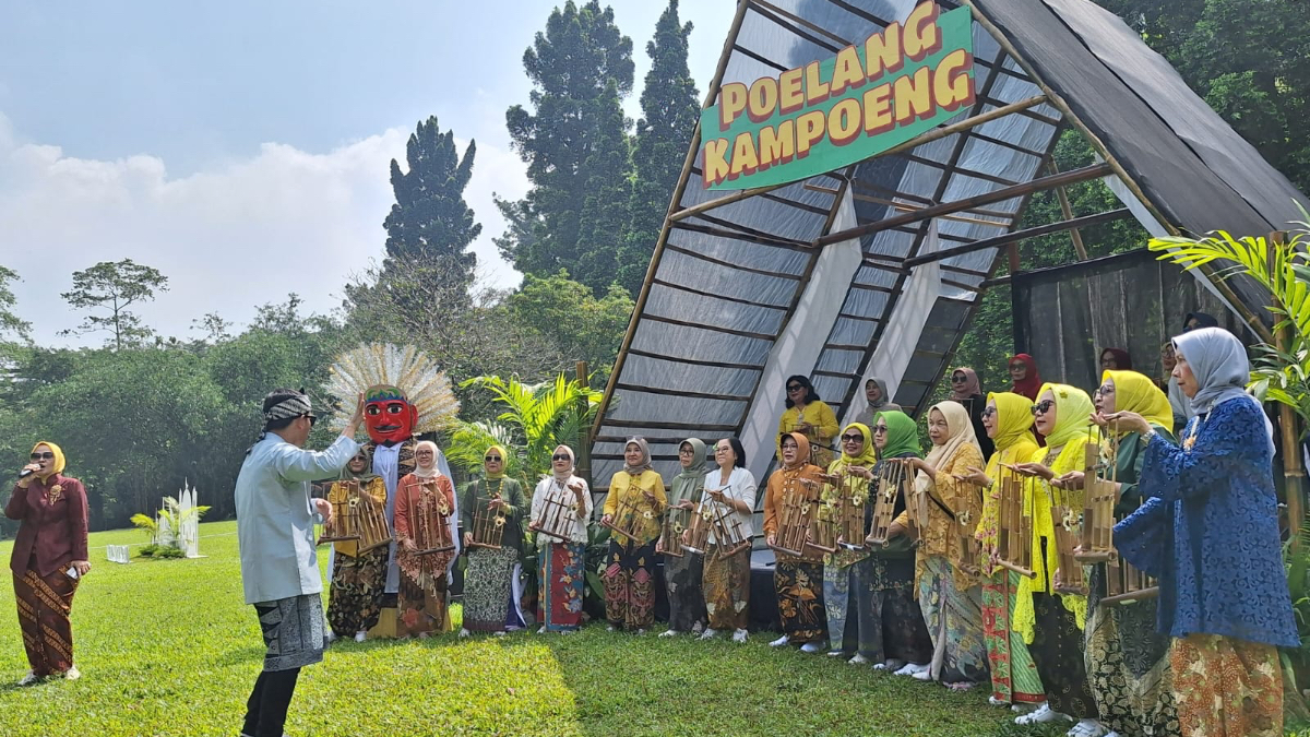 HIBURAN: Alunan angklung Srikandi Bogor Baru menghibur pengunjung dalam program &ldquo;Poelang Kampeong&rdquo; di Taman Reindwart, Kebun Raya Bogor, menghadirkan suasana hangat kampung halaman di tengah kota.