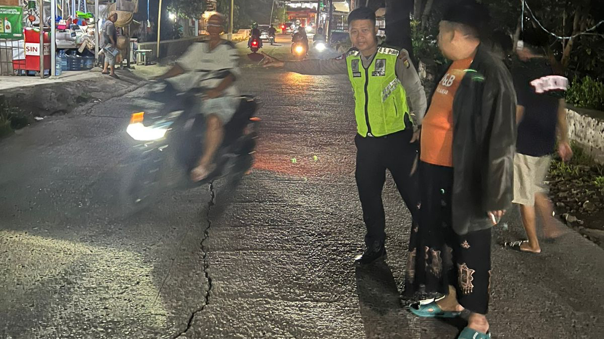 Polisi lakukan olah TKP kecelakaan maut di Jalan Pitara Depok.