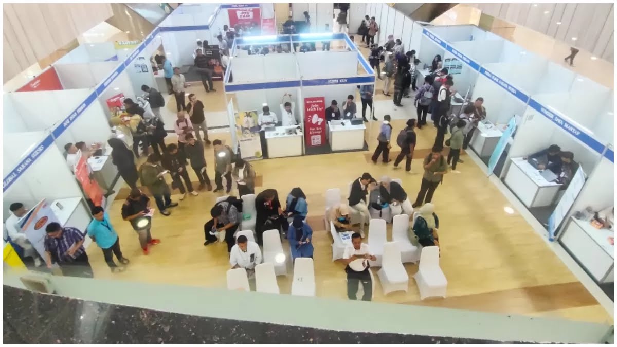 Job Fair Disnaker Kota Depok di Cimanggis City mall beberapa waktu lalu.