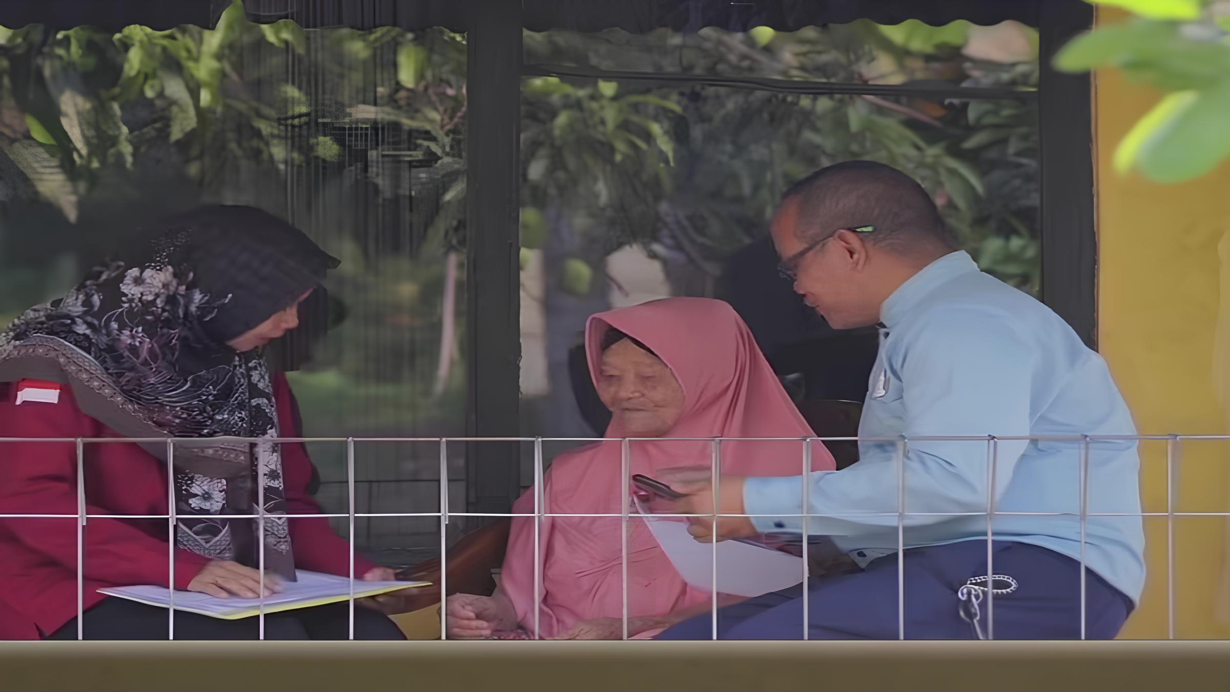 Ilustrasi cek desil bansos milik KPM oleh petugas.