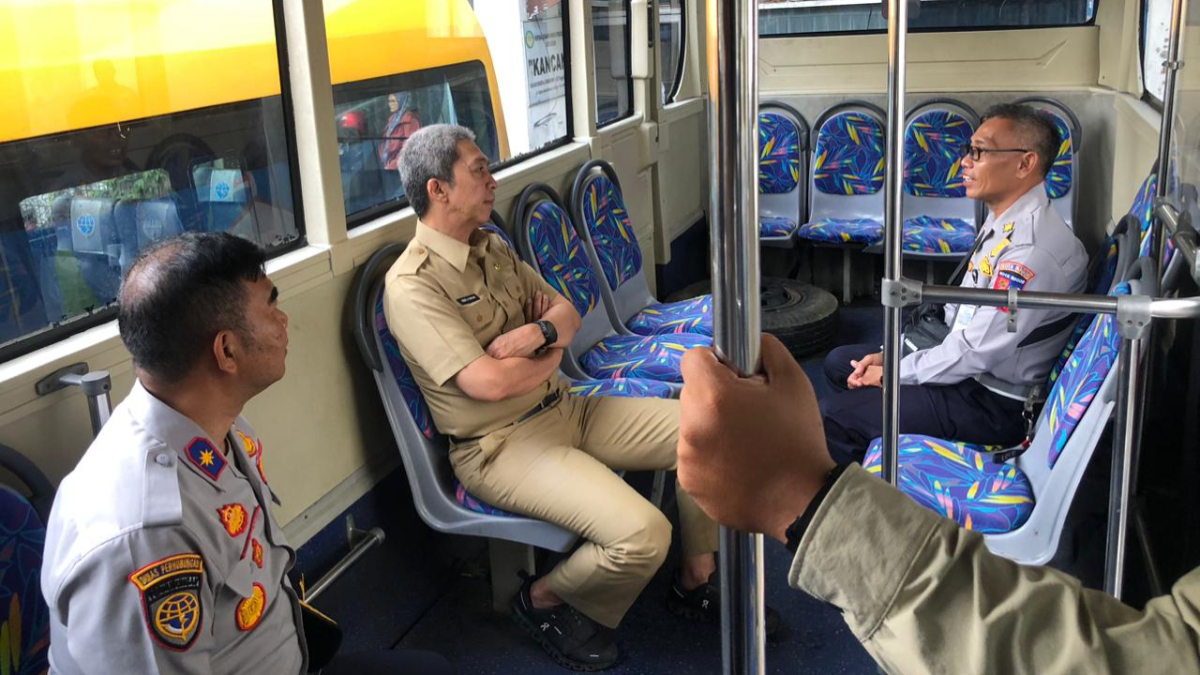 Wali Kota Bogor Dedie Rachim saat meninjau armada bus sekolah.