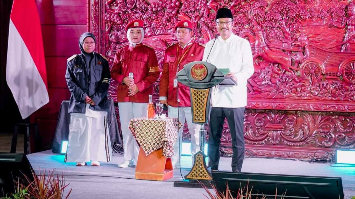 Gus Ipul bersama dengan beberapa perwakilan murid Sekolah Rakyat besutan Kemensos RI