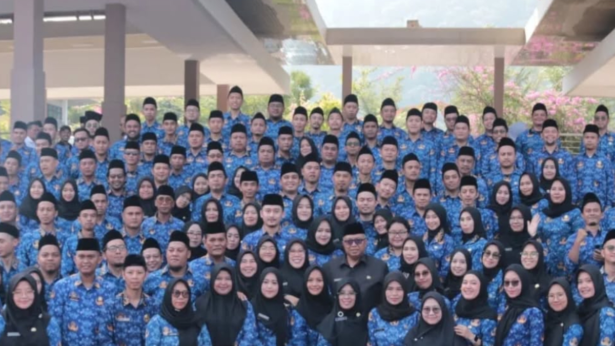 Ilustrasi ASN mengenakan batik Korpri.