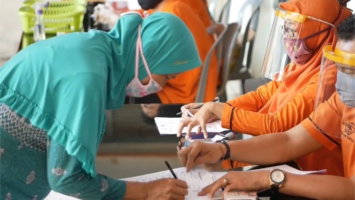 Ilustrasi KPM bansos mengambil dana bantuan.