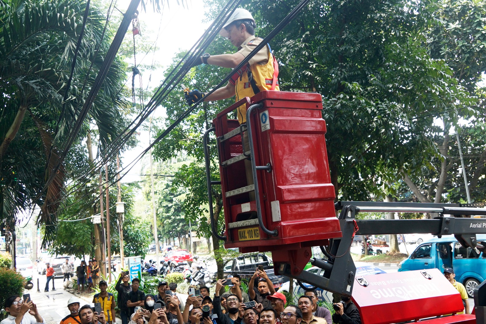 Walikota Bogor, Dedie Rachim melakukan pemutusan jaringan kabel udara di kawasan Taman Peranginan Jl Sudirman Kota Bogor, Senin 30 Maret 2026. 