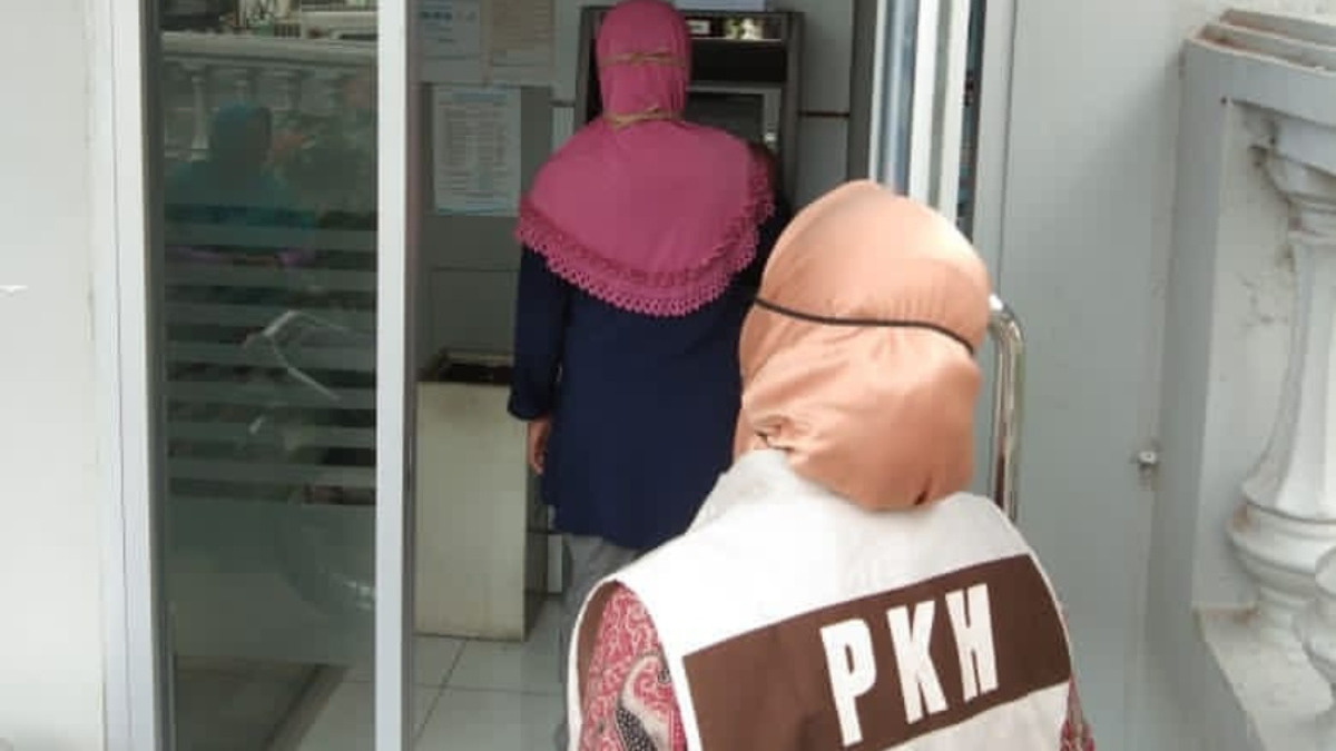 Ilustrasi pendamping PKH dampingi KPM bansos mencairkan dana bantuan.