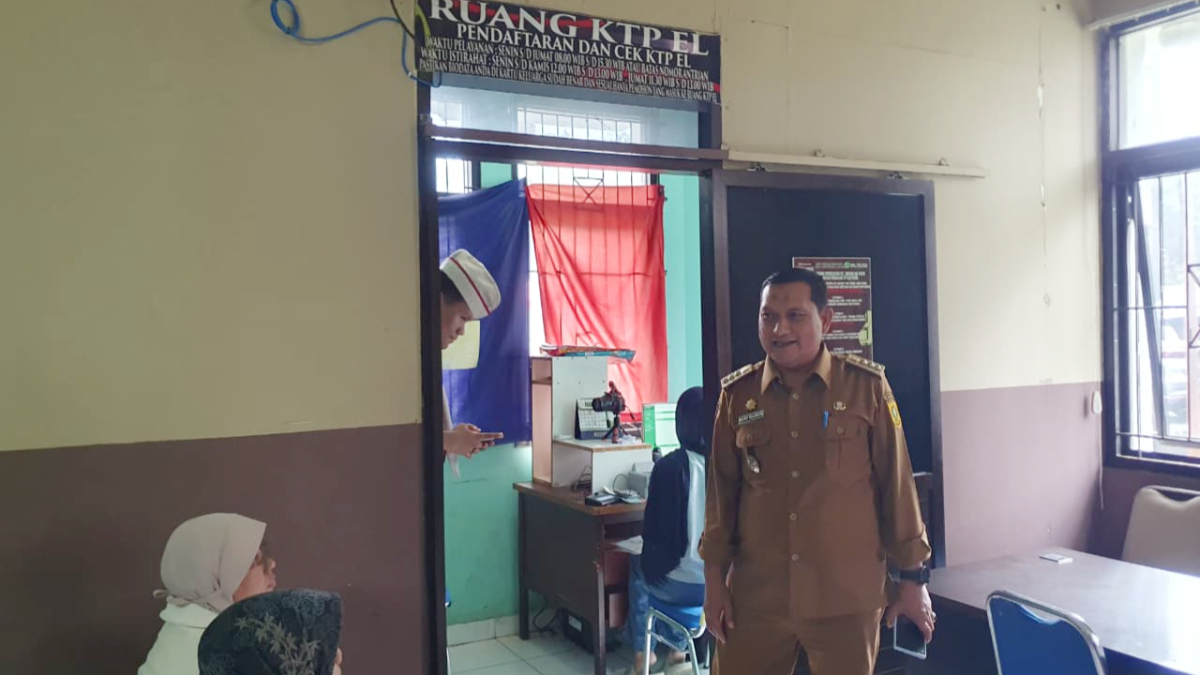 Camat Cibinong Acep Sajidin saat menyapa masyarakat yang sedang mengurus berkas di Kecamatan Cibinong, Kabupaten Bogor.
