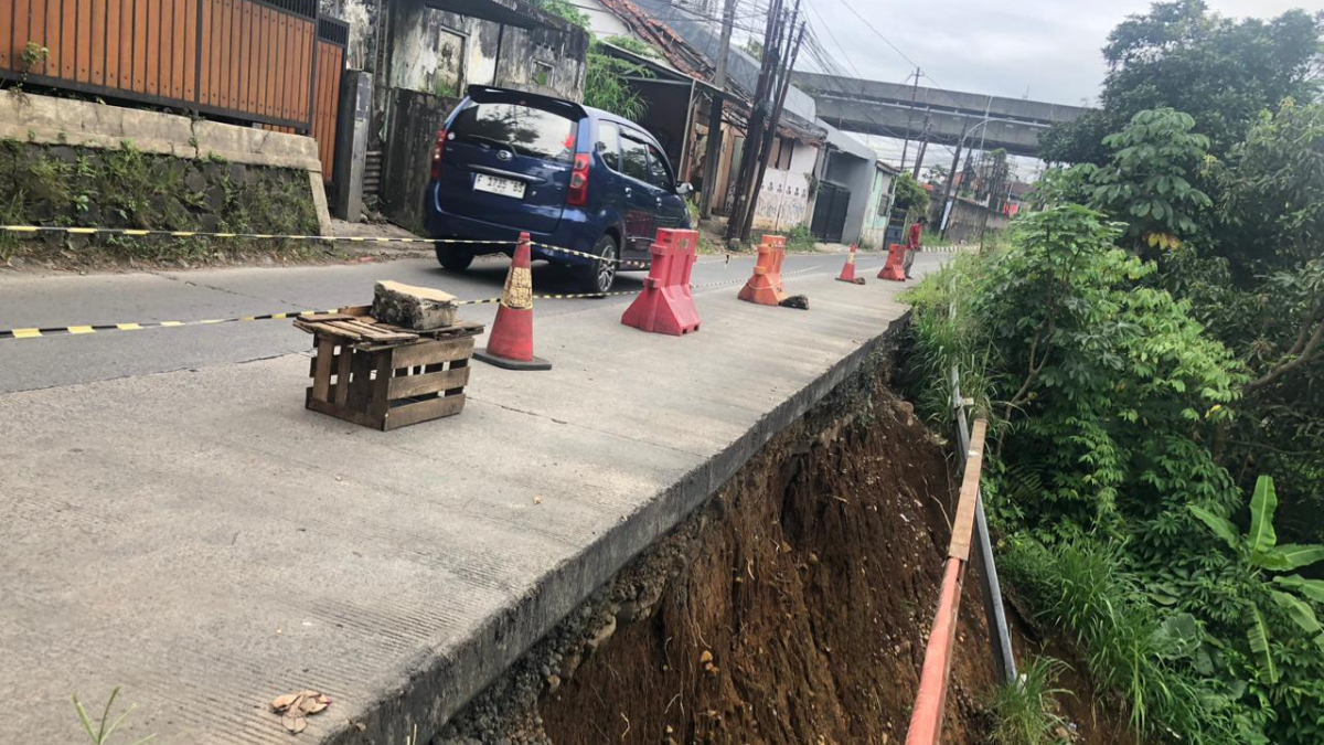 Kondisi Jalan Raya Cilebut, Kecamatan Tanah Sareal Kota Bogor pasca longsor.