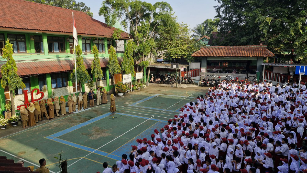 Suasana hari pertama masuk sekolah di SDN Citeureup 04, Kabupaten Bogor.