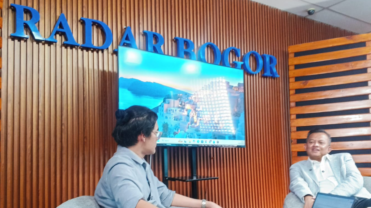 Anggota DPR RI Mulyadi (kanan) saat hadir dalam Podcast Bicara Bogor yang digelar Radar Bogor.