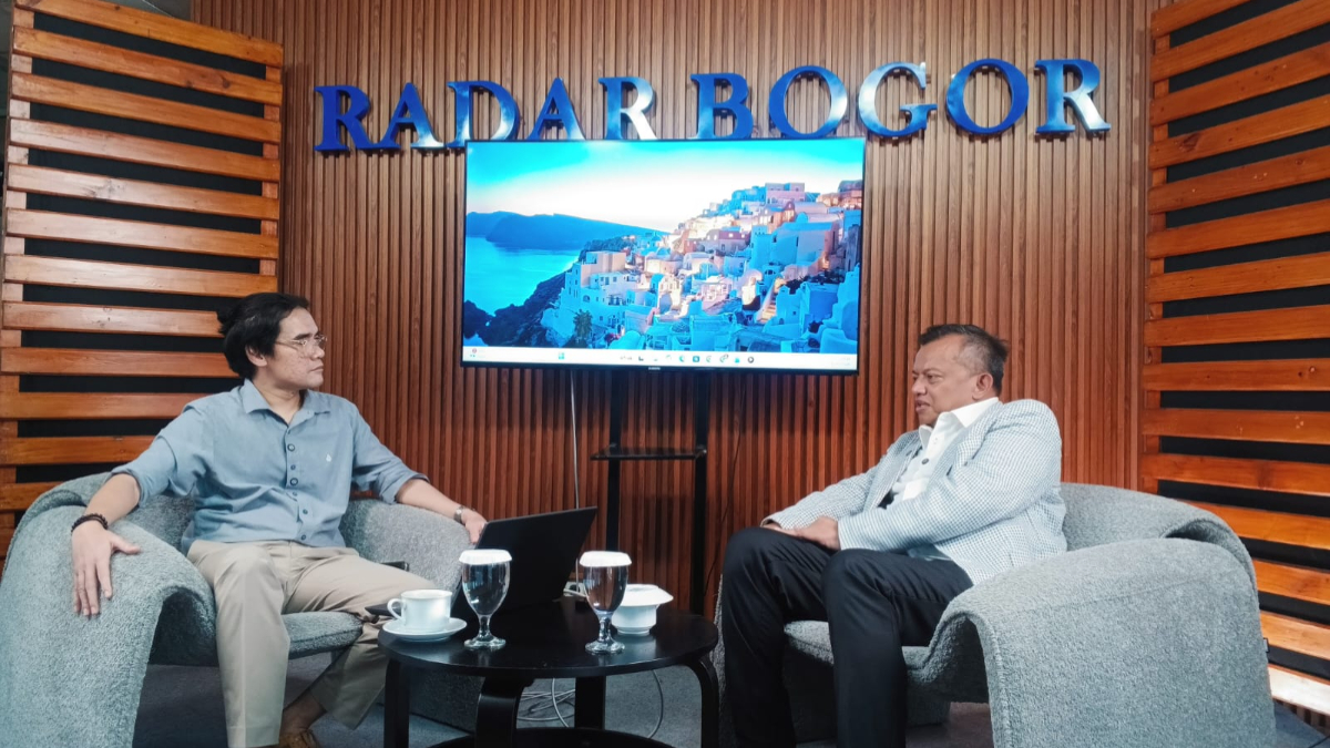 Komisaris Utama PT Inti Sinergi Formula sekaligus anggota DPR RI, Mulyadi (kanan) hadir dalam Podcast Bicara Bogor yang digelar Radar Bogor.