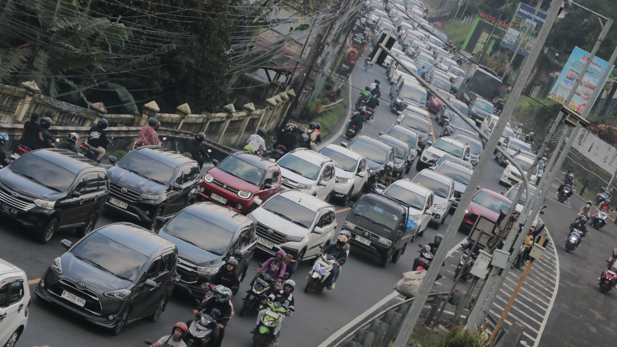 Kepadatan lalu lintas saat arus balik mudik 2026 di kawasan Puncak, Kabupaten Bogor.