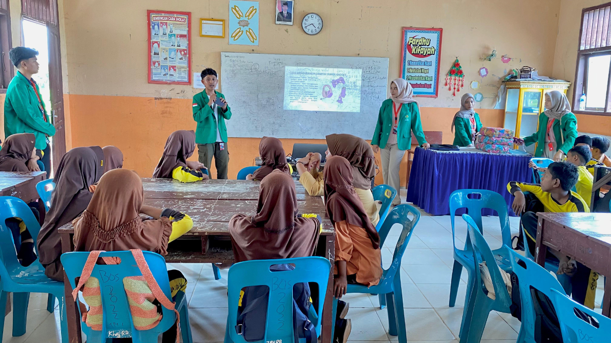 Ilustrasi. Sosialisasi penggunakan gawai di sekolah oleh mahasiswa, sesuai aturan Mendikdasmen.