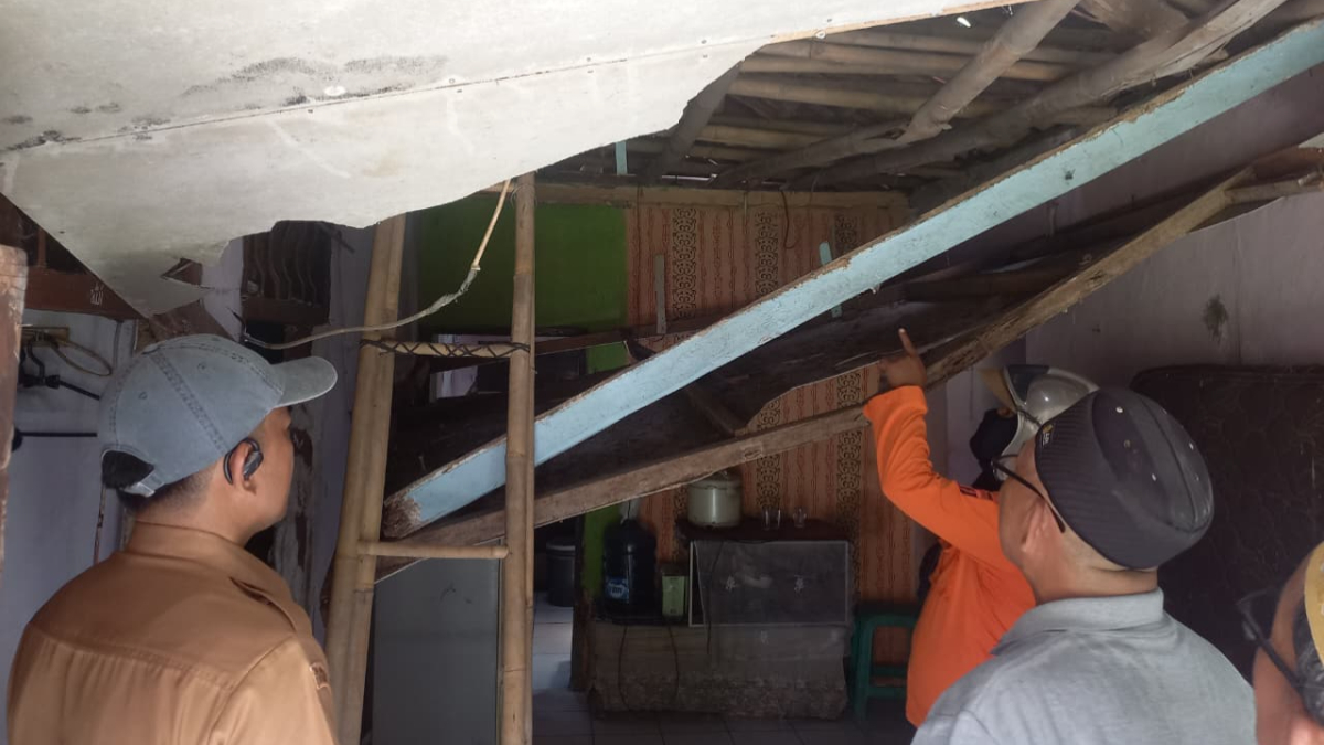 Penanganan rumah atap rumah warga yang ambruk oleh BPBD Kota Bogor.