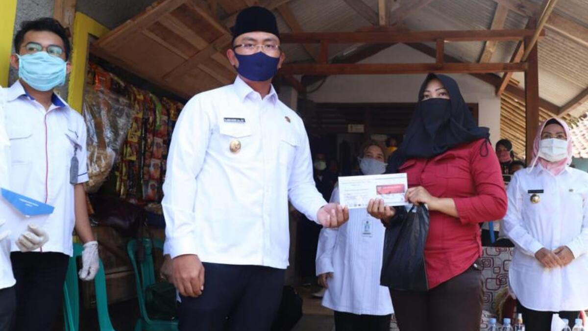 Ilustrasi penyaluran bansos kepada KPM.