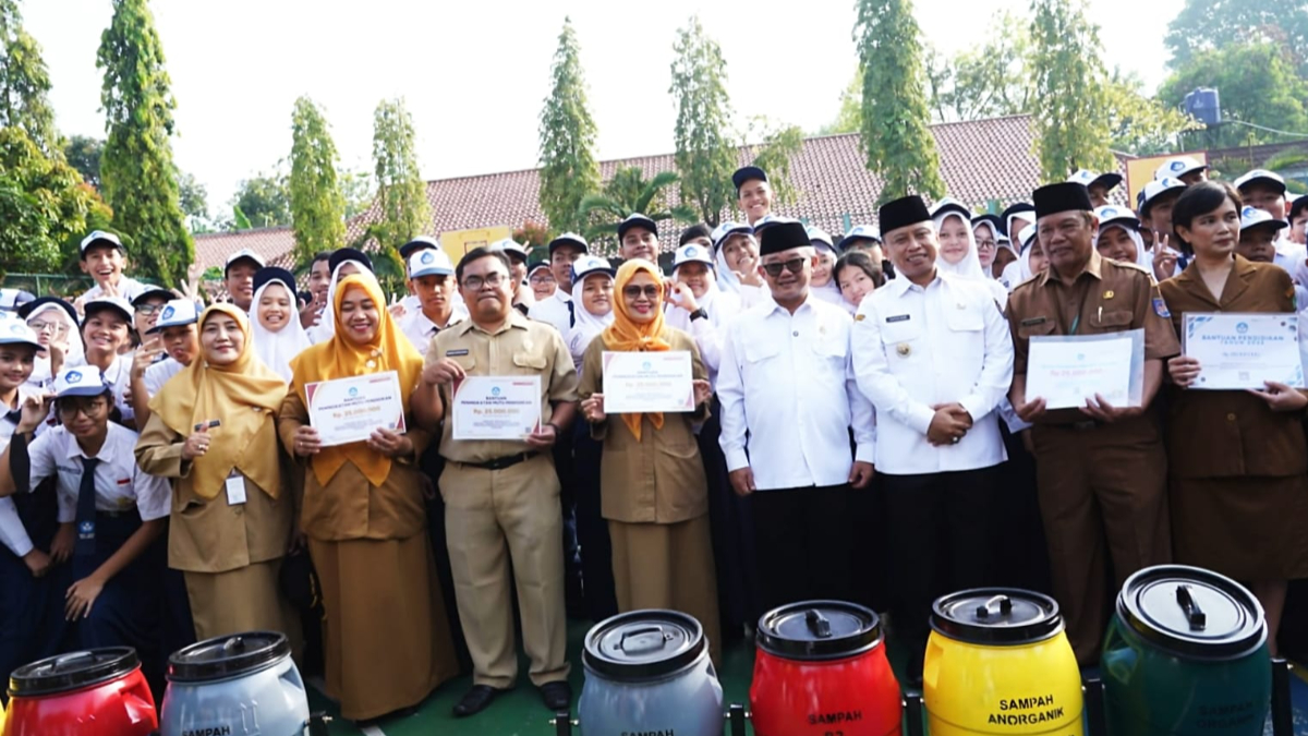 Mendikdasmen Abdul Mu'ti didampingi Wali Kota Depok Supian Suri berfoto bersama dengan para guru dan siswa SMPN2 Depok pada hari pertama masuk sekolah.
