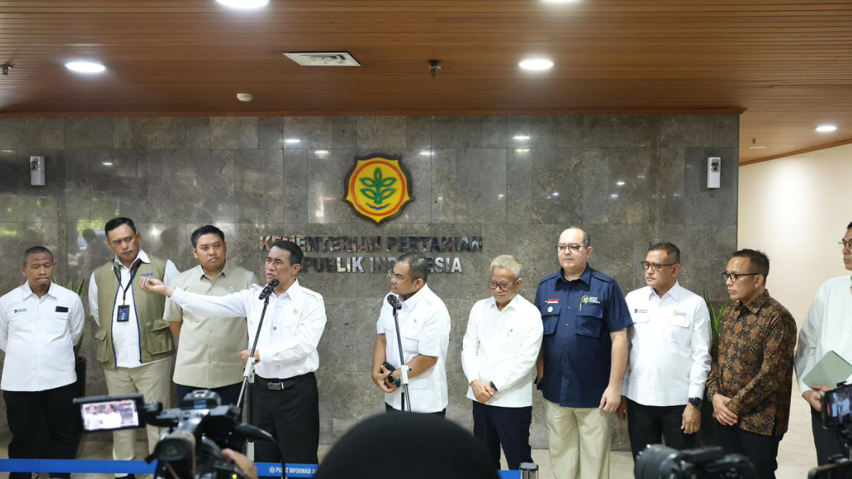 Menteri Pertanian,&nbsp;Andi Amran Sulaiman saat menyampaikan keterangan usai rapat hilirisasi bersama BUMN Pangan di Kantor Pusat Kementan, Jakarta, Senin, 30 Maret 2026.