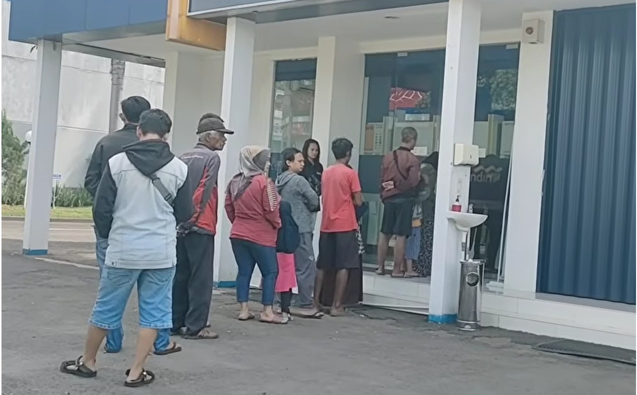 Ilustrasi sejumlah KPM mengecek pencairan bansos tahap 2 tahun 2026 melalui KKS