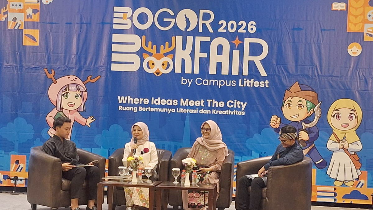 Sri Ratna Handayani bersama Komunitas Angklung Srikandi tampil kolaboratif dalam acara Bogor Book Fair 2026, memperlihatkan perpaduan batik dan musik tradisi sebagai upaya pelestarian budaya.