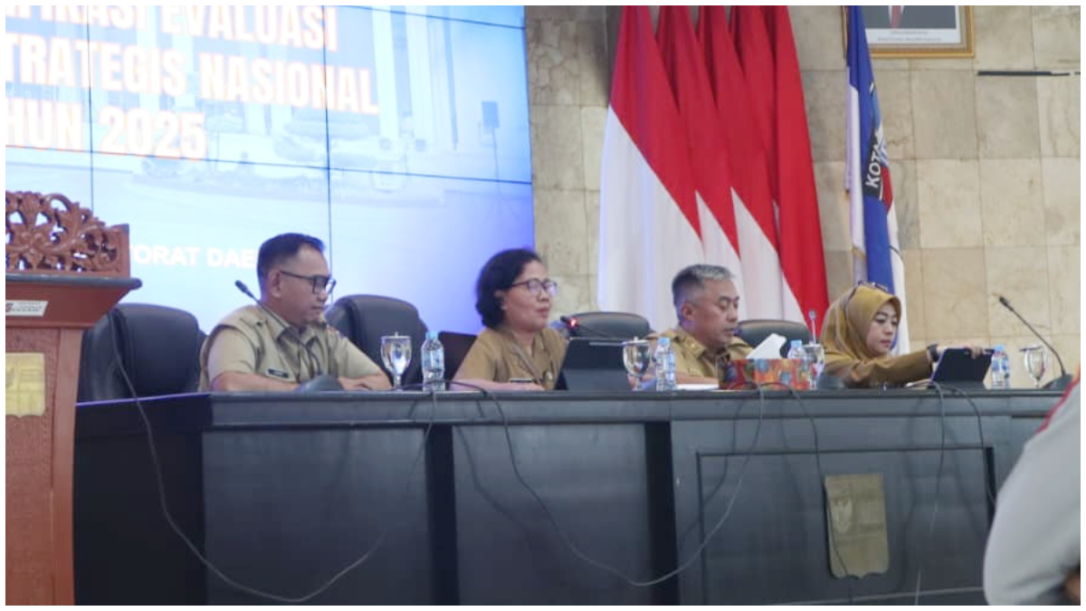 Sekda Kota Bogor Denny Mulyadi pada rapat LKPJ Tahun 2025. 