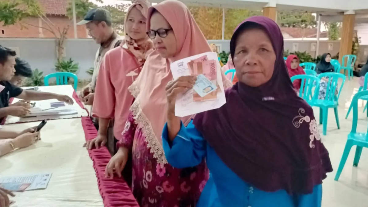 Ilustrasi penyaluran bansos PKH kepada KPM.