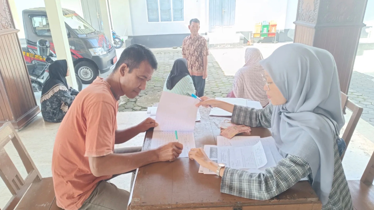 Ilustrasi petugas mendistrubusikan bansos kepada KPM.